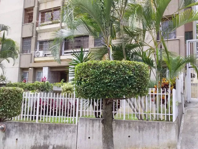 3 Habitaciones, 2 Baños, Dos Puestos Techados, Maletero. Terrazas Del Avila.