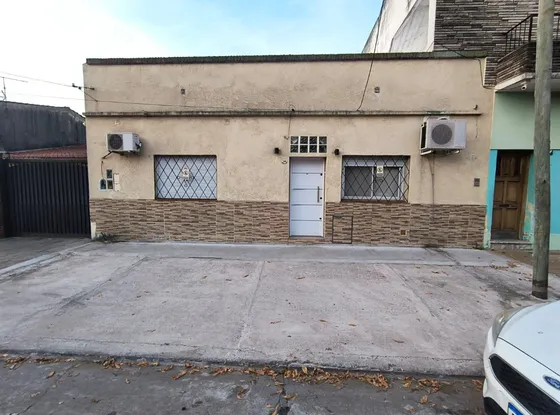 Hermosa Casa De 4 Ambientes En Alquiler! Muy Buena Ubicación