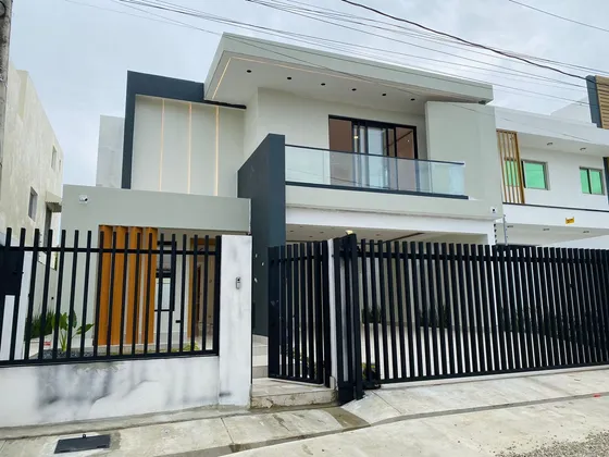 Nueva Y Preciosa Casa De 3 Habitaciones Y Patio Con Terraza De Venta En Urb. Palmas Del Valle!
