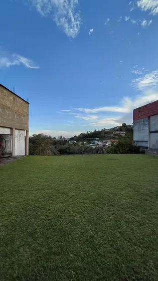 Excelente Casa En Construcción De 300 Mts En Terreno De 600 Mts 3 Hab 3 Baños 10 Puestos Techados Amplias Terrazas Tanques De 30.000 Y 50.000 Lts Todos Los Servicios Calle Ciega Vista Panorámica.