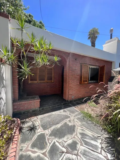 Casa En Venta - Hipolito Bouchard 171 Adrogue
