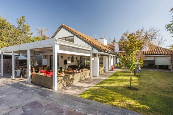Casa En Venta De 4 Dorm. En Las Condes