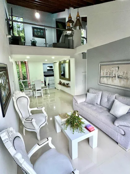 Amplio, Hermoso, Iluminado Y Súper Bien Ubicado Apartamento