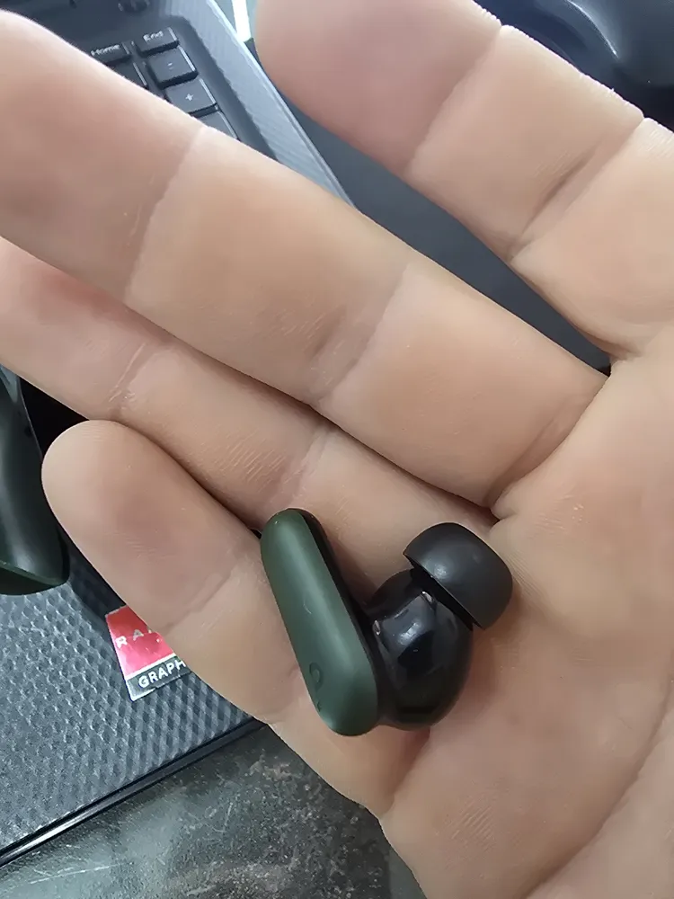 Fone Soundcore P30i dentro do estojo