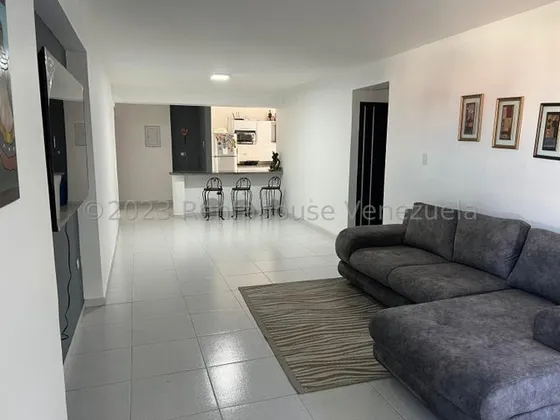 Naudy Escalona & Maribel Morillo Asesores Inmobiliarios De Rentahouse Venden Moderno Apartamento En Zona Av. Intercomunal De Cabudare 