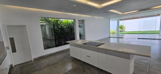 En Venta Casa En La Urb. Guaparo 840 Mts. Calle Cerrada. Dj