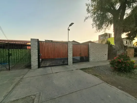 Casa Con Depto. Interior Excelente Oportunidad En El Bosque
