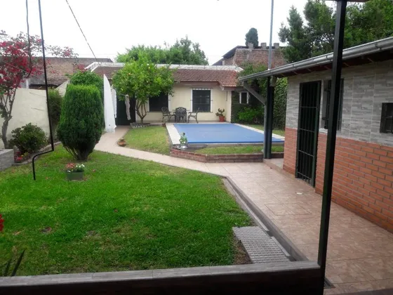 Casa En Venta - 2 Dormitorios 2 Baños 1 Cochera - 400mts2 - Hurlingham