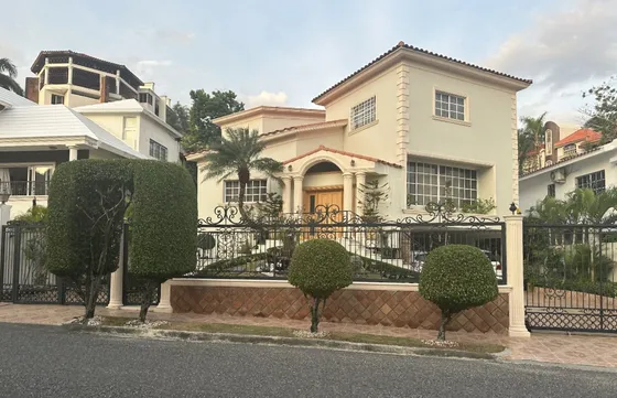 Se Renta O Se Vende Casa De 3 Niveles En Arroyo Hondo