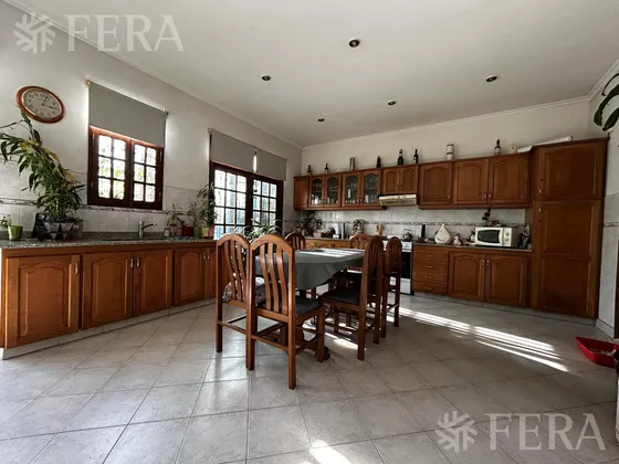 Venta De Casa 5 Ambientes Con Cochera En Sarandi