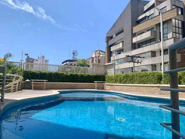 Apartamento En Venta Urb La Soledad Con Terraza En Edif Con Piscina Planta Electrica Y Pozo De Agua Zona Exclusiva De Maracay Kg:25-14518