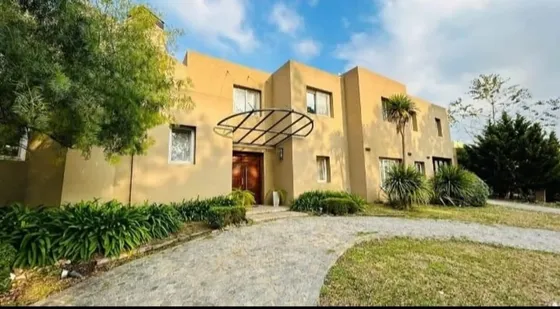 Excelente Casa 6 Amb 370 Mtrs Cubiertos, Canning.