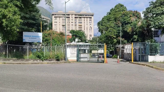 Amplio Estacionamiento En Venta El Marques I