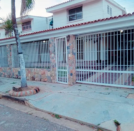 Grabiela R. Alquila O Vende Casa Amueblada. Urb El Parral 