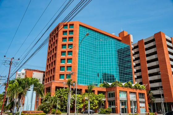 Local Centro Empresarial Lechería, Lechería