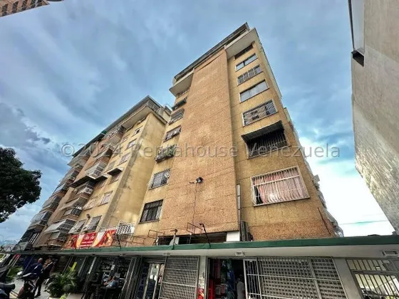 En Venta Apartamento En Los Dos Caminos. Cod Flex: 25-4110