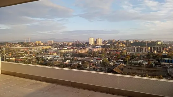 Departamento En Arriendo 3 Dorm. Con Vista Despejada