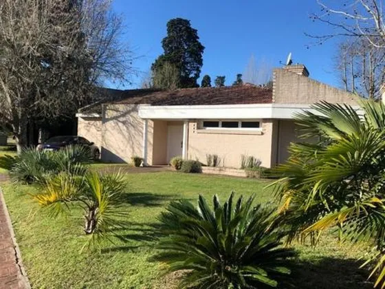 Casa En Venta - 3 Dormitorios 5 Baños - Cochera - 1.044mts2 - Berazategui 