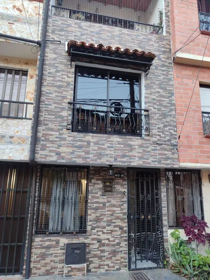 Casa En Venta En Gratamira, Unidad Abierta, Detrás De Zenú.