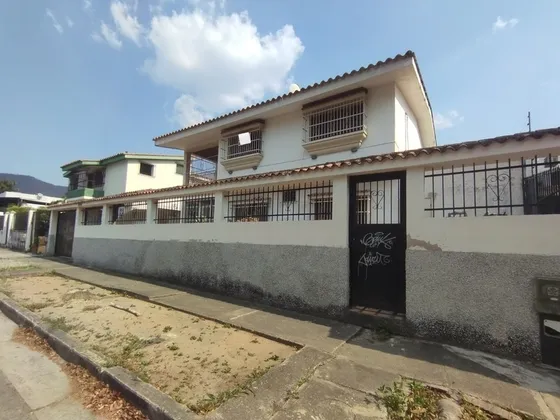 Johana Lazaro Vende Casa/quinta De Dos Niveles, Urbanización Trigal Norte, Valencia, Calle Abierta*  *consta De:*  490m2 De Terreno    **solo Clientes**