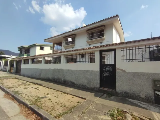 Johana Lazaro Vende Casa/quinta De Dos Niveles, Urbanización Trigal Norte, Valencia, Calle Abierta*  *consta De:*  490m2 De Terreno    **solo Clientes**