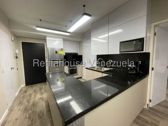Apartamento Totalmente Moderno Cuenta Con 1 Habitación Con Posibilidades De Hacer Una Segunda Habitación. Cocina Con Tope De Granito Equipada. 2 Baños Modernos Con Piezas Castel Planta Eléctrica 100% 