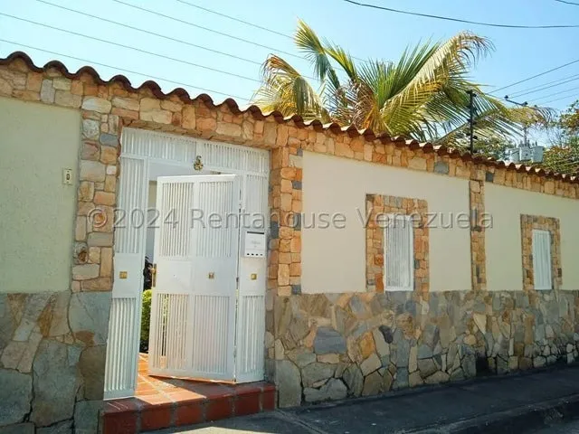 Amplia Casa En Venta Urb. San Jacinto, Maracay, Calle Privada, 25-14255 Mv