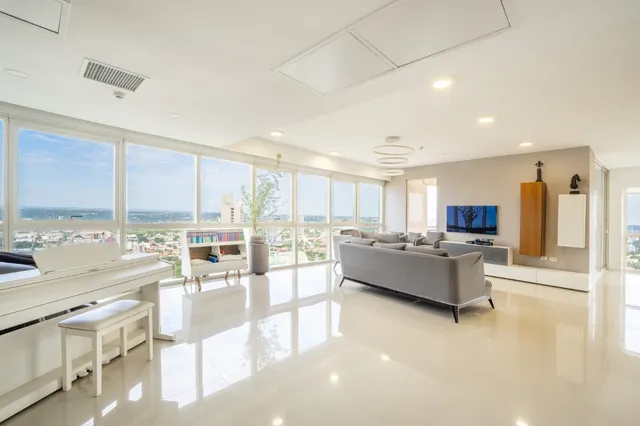 Distinción Y Confort Desde Un Piso 25, Este Semipiso Con Ventanales Distribuidos En Todos Los Ambientes Y 270m2 De Departamento.