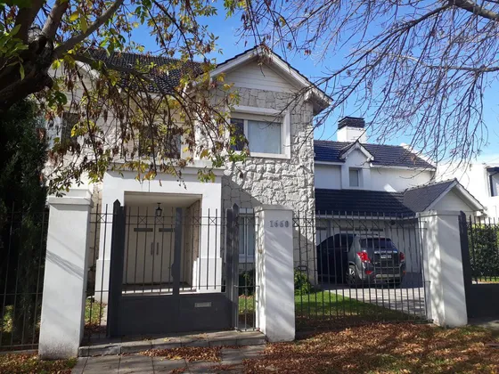 Casa En Venta - 4 Dormitorios 3 Baños - Cocheras - 660mts2 - Mar Del Plata