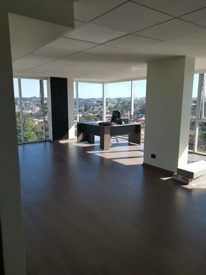 Oficina Con Hermosa Vista Con 2 Estacionamientos