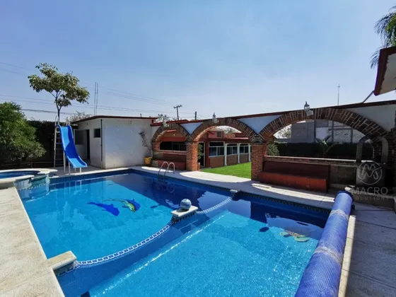 Casa En Venta En Fracc. Altos De Oaxtepec Con Alberca Y Cancha De Basquet.
