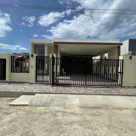 En Venta Casa Moderna, En Santiago . Residencial Cerrado 