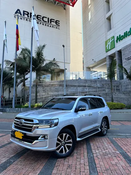 Toyota Sahara Executive Lounge V8