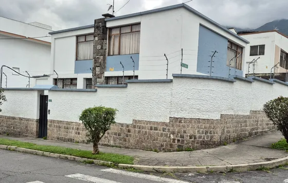 Amplia Casa Esquinera, Cerca De Embajada Italia, Centros Comerciales