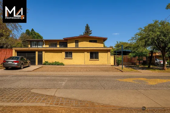 Casa En Venta Para Remodelar De 7 Dorm. En Vitacura