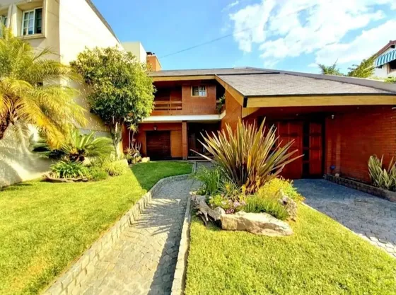 Casa En Venta - 4 Dormitorios 2 Baños - 350mts2 - Castelar