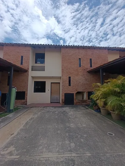 Town House En Limón Country, Naguanagua, Sector Guayabal.