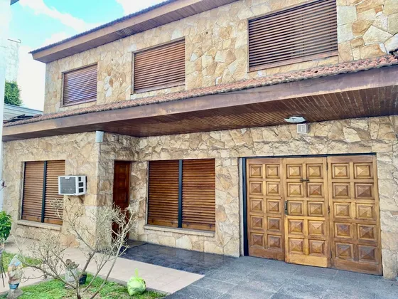 Venta De Casa En Jose C. Paz, Con Amplio Jardín 