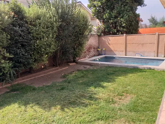 Casa En Venta De 3 Dorm/servicios Con Piscina En Huechuraba