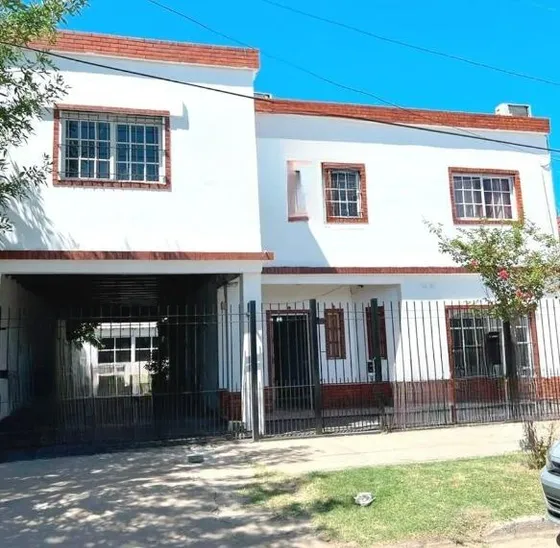 Casa En Venta - 4 Dormitorios 2 Baños - Cochera - 400mts2 - Merlo