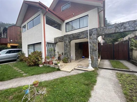 Casa En Venta De 9 Dorm. En Concepción