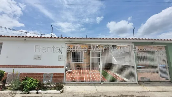 Linda Casa En Venta, Equipada En Urbanismo Cerrado De Cabudare Rah Ve