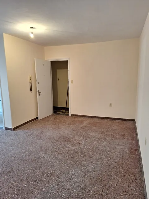 León Pérez Casi G. Flores. Impecable, Seguro, 1 Dorm, Patio.
