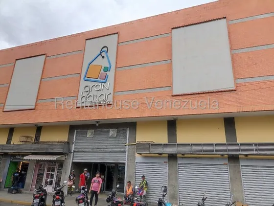 Local Comercial En Una Excelente Ubicación. C. C Gran Bazar. Maracay. Rah 25-19887