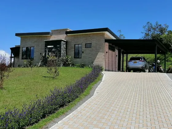 Se Vende Casa Campestre En Una De Las Más Exclusivas Parcelaciones Del Retiro