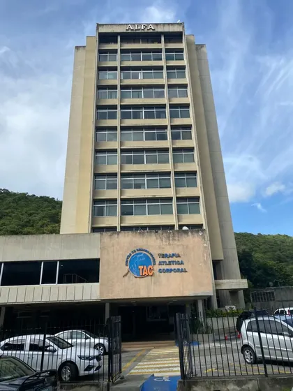 Se Alquila Cubículo Con Unidad Odontologíca. Ubicado En La Urb. Santa Sofia Frente A La Clinica Santa Sofia
