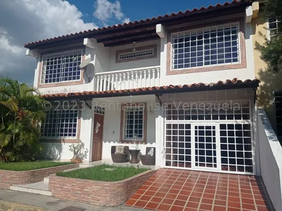 Daniela Linarez Vende Casas En El Este De Barquisimeto Duplex Amoblado En Prestigioso Conjunto Posee Tanque Subterráneo Bellas Áreas Comunes Y Todos Los Servicios Básicos                              