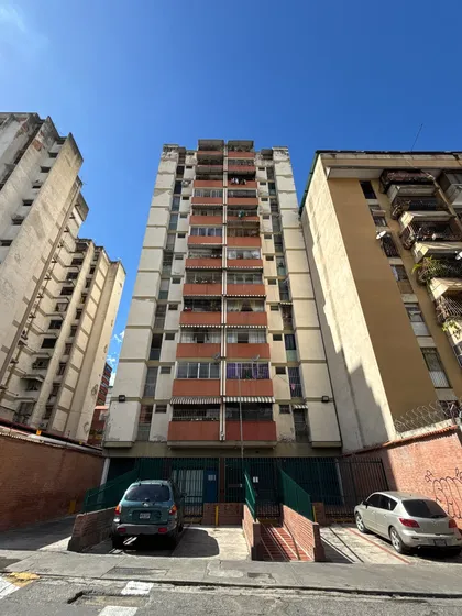 Venta De Apartamento Céntrico Cerca De La Av Fuerzas Armadas 3 Habitaciones 2 Baños