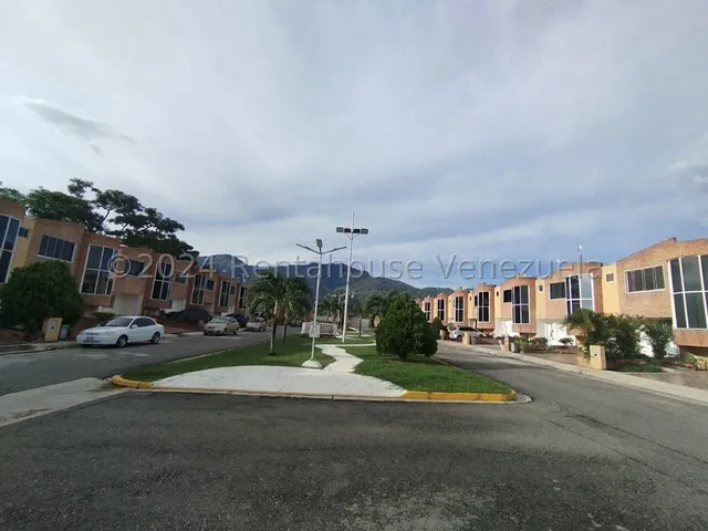 Hermoso Y Confortable Townhouse En Alquiler 25-4828