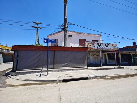 Casa Con  Locales Y Un Departamento En Venta En G. Catan